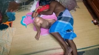 Theni Gramathu Kanavan Manaivi Pundaiyai Patham Paarkiraan